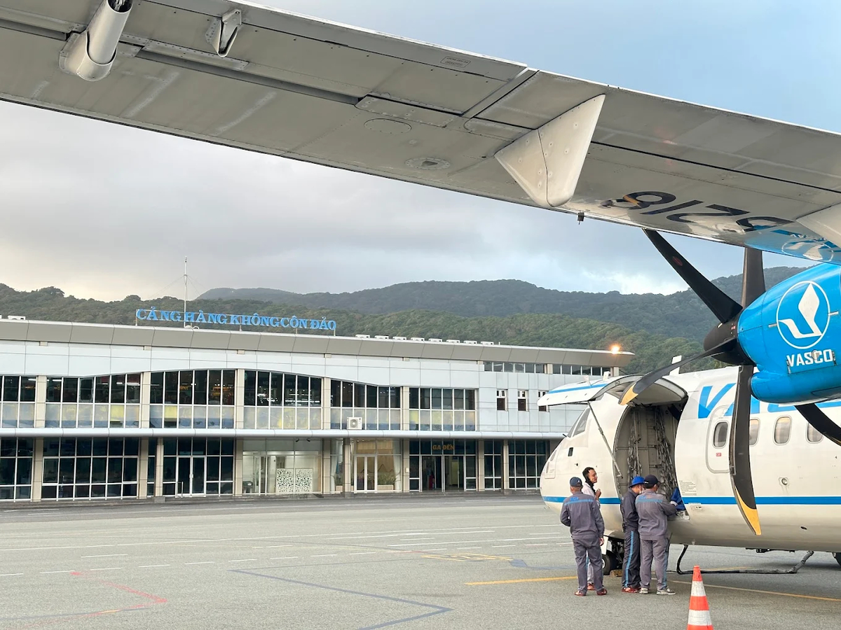 Sân bay Côn Đảo nằm tại phía Bắc - Đông Bắc đảo Côn Sơn, giữa thung lũng, hai bên là núi cao và hai đầu giáp biển